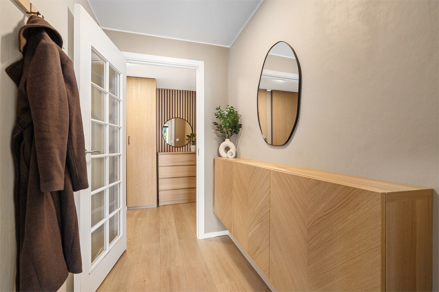 Vindfang med plass til å sette av sko og henge av yttertøy. 
