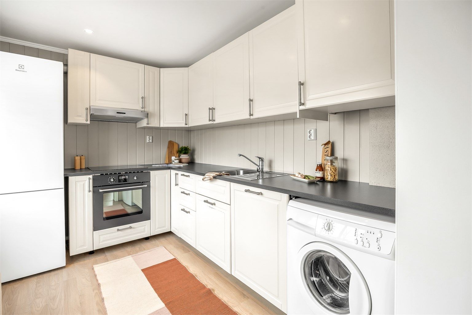 Pen og profilert IKEA-kjøkkeninnredning fra 2012.