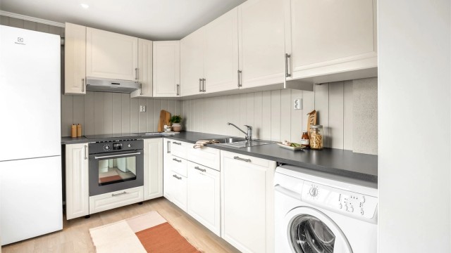 Pen og profilert IKEA-kjøkkeninnredning fra 2012.