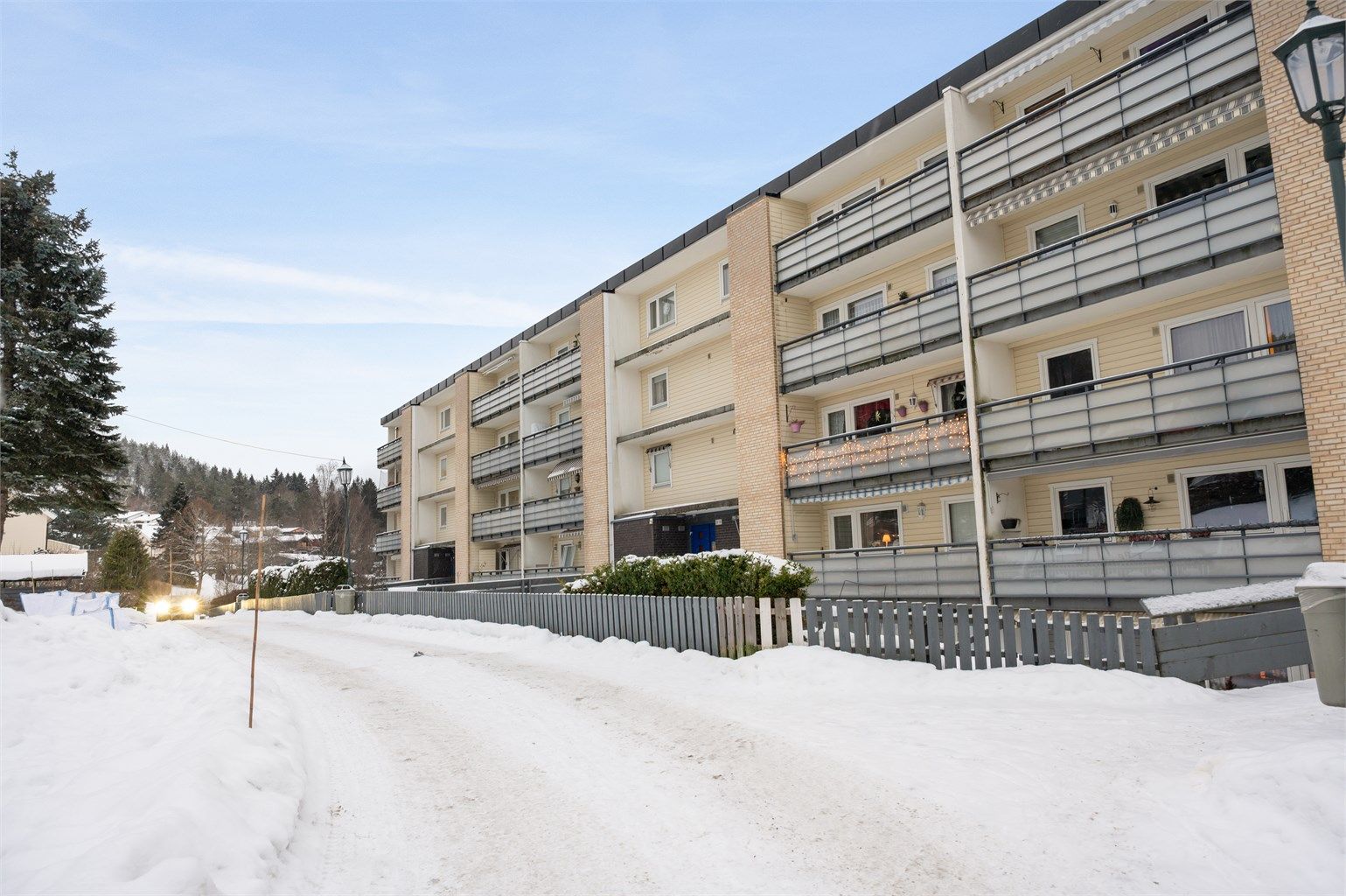 Leiligheten ligger i et bilfritt og barnevennlig område, skjermet fra trafikk.