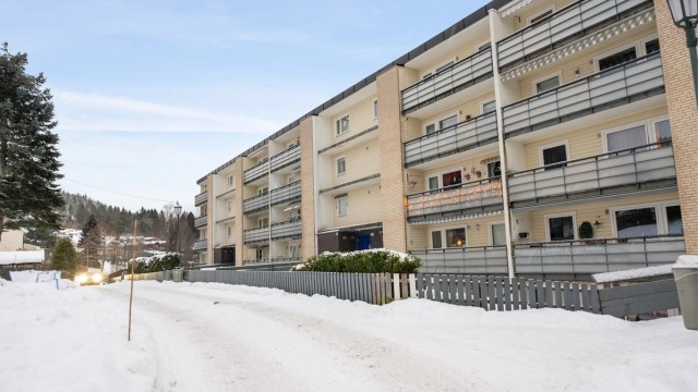 Leiligheten ligger i et bilfritt og barnevennlig område, skjermet fra trafikk.