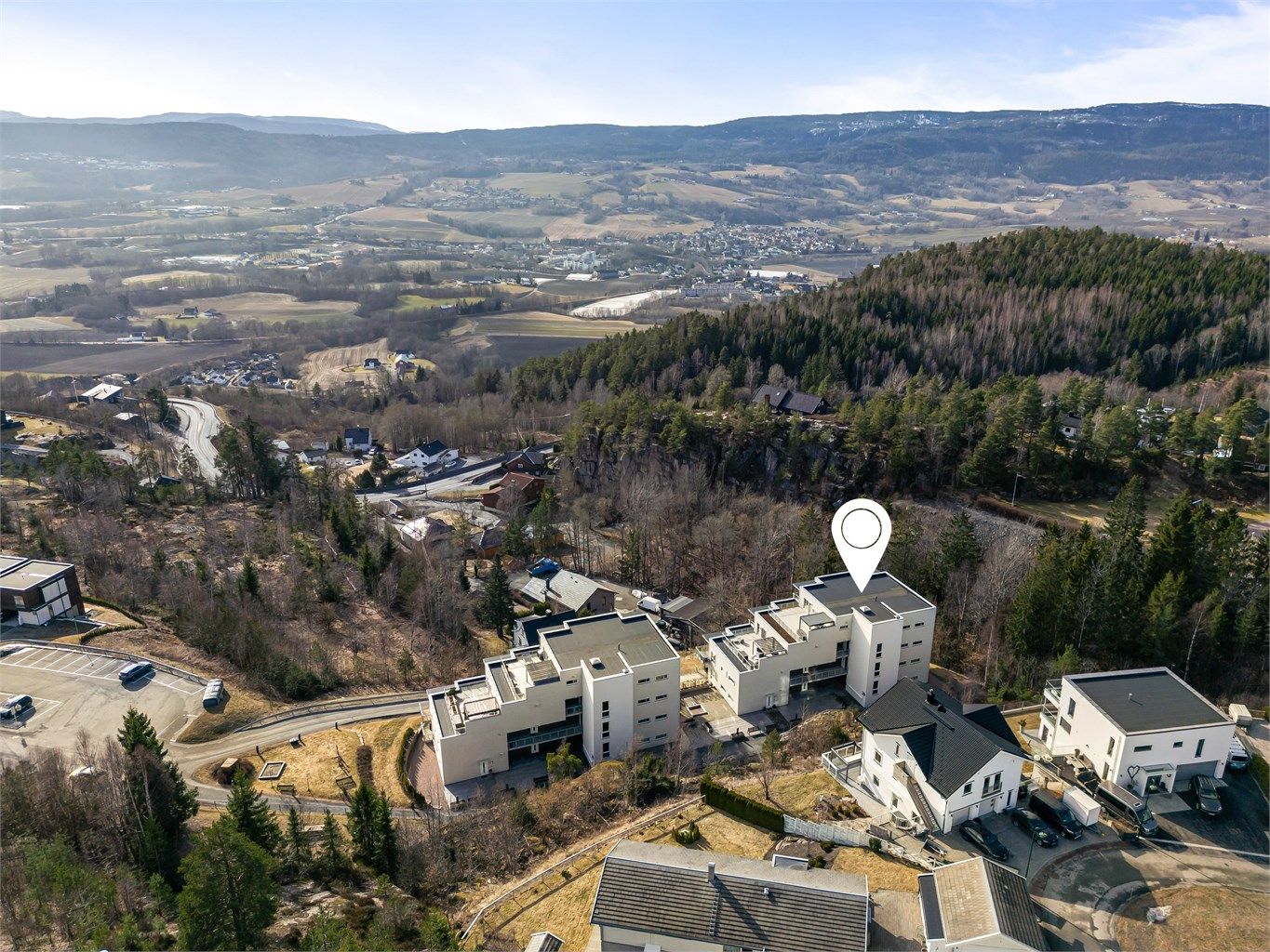 Gangavstand til flotte tur- og rekreasjonsområder, bl.a. Kjekstadmarka, Stuvstjern og Fosskollen.