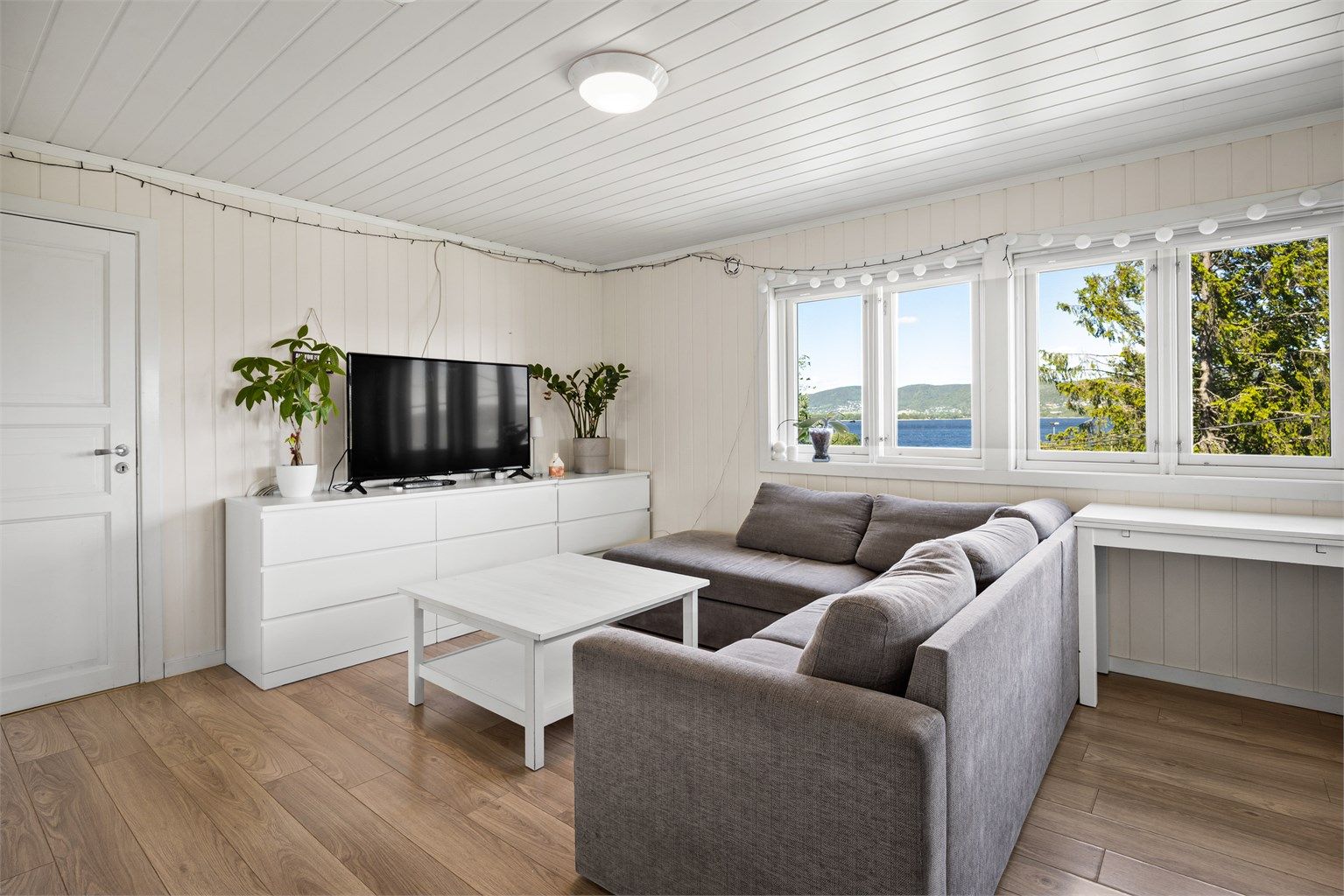 Hybelen inneholder stue/kjøkken, bad, to soverom og gang.