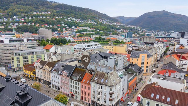 Kort vei til turstier mot Fløyen og byfjellene.
