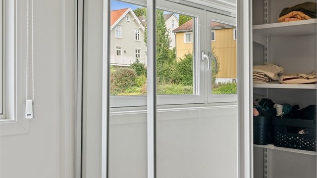 Garderoben har innredning med hyller og god oppbevaringsplass.