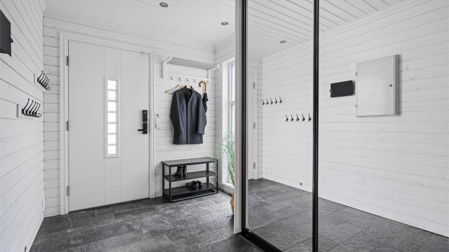 Entré med skiferfliser på gulv, vegger med lyst panel og spotter i tak. Entré er romslig og har plass til f.eks en barnevogn inne, dersom man skulle trenge det.