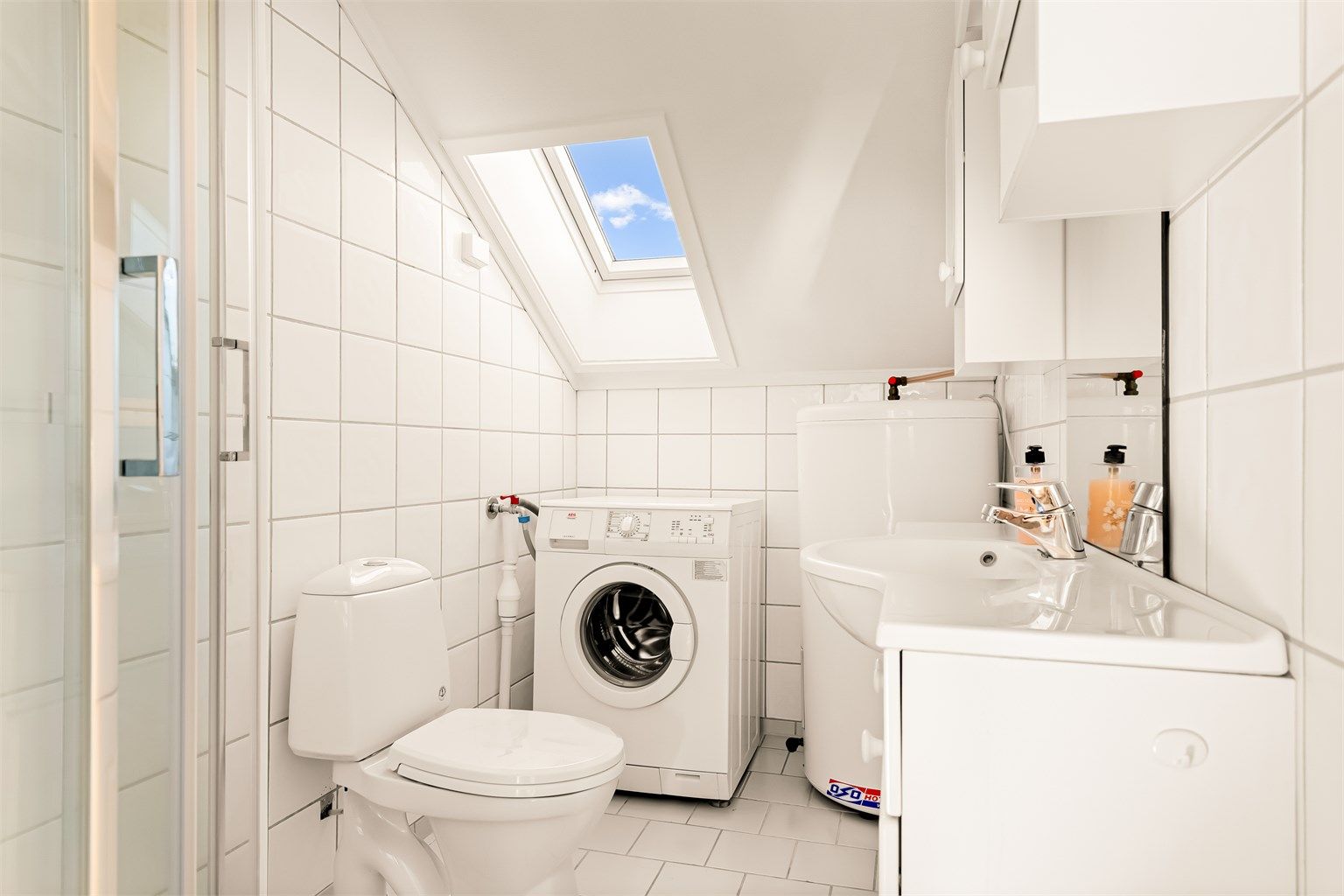 Badet har gulvstående toalett og dusjkabinett (2025).