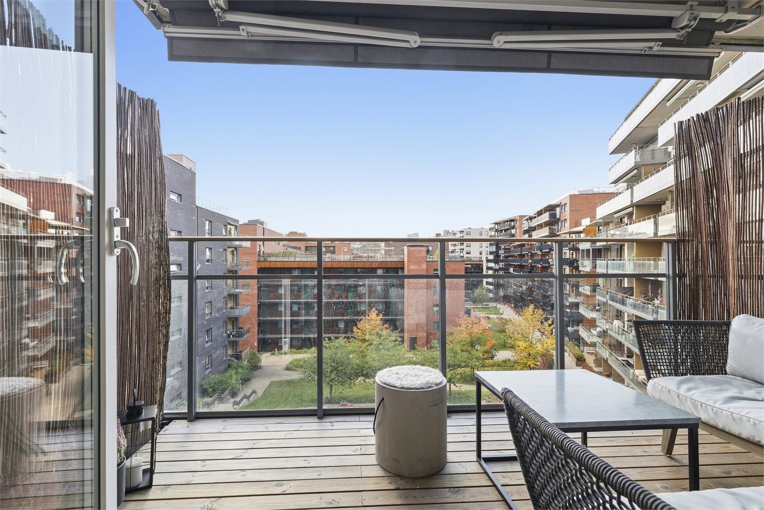 Vestvendt balkong på 8 m² med utgang fra stue. Balkongen har utsikt mot fint fellesområde. Foto: Marika Mørkestøl / MarikaFoto
