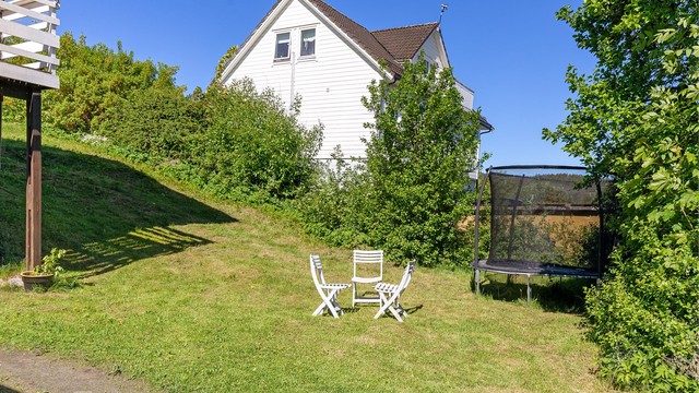 Flott hage med plen og plass for lek og aktiviteter.