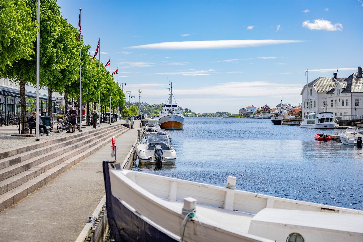 En kort spasertur unna ligger Pollen med sitt yrende båt- og folkeliv.