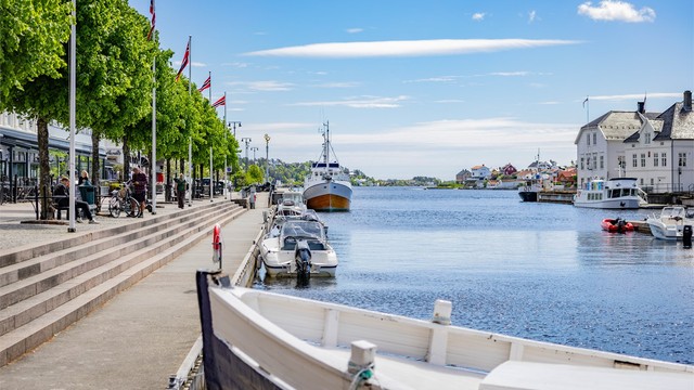 En kort spasertur unna ligger Pollen med sitt yrende båt- og folkeliv.