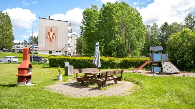 Fra leiligheten er det kun syv minutters gange til Bøler Senter med butikker, apotek, vinmonopol og T-bane.