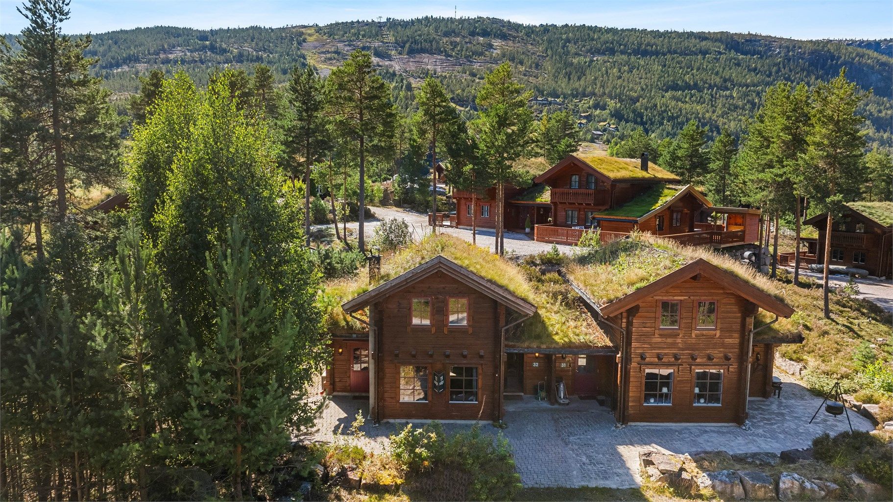 Hytten ligger sentralt og fint til på området