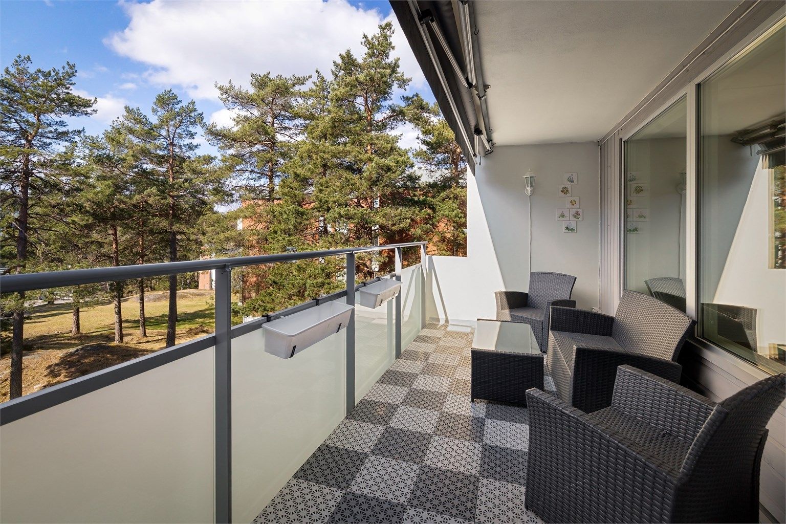  En romslig topp-/endeleilighet med idyllisk beliggenhet ved marka 