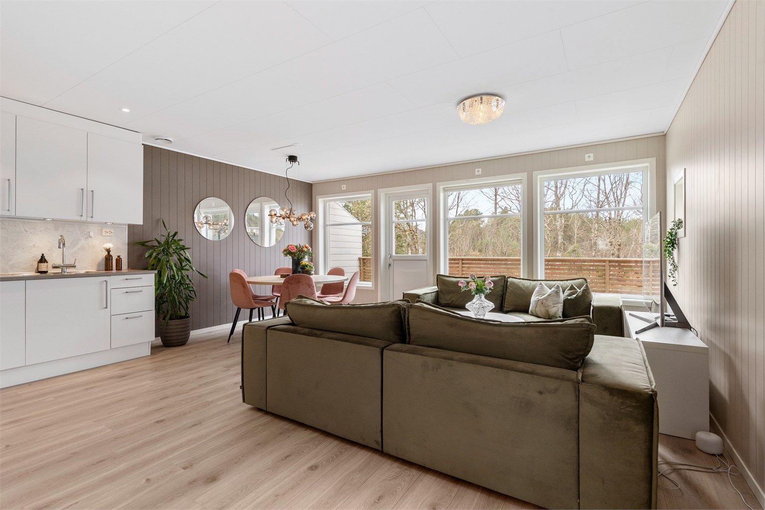 Gjennomgående laminatgulv gir boligen en helhetlig og fint uttykk.