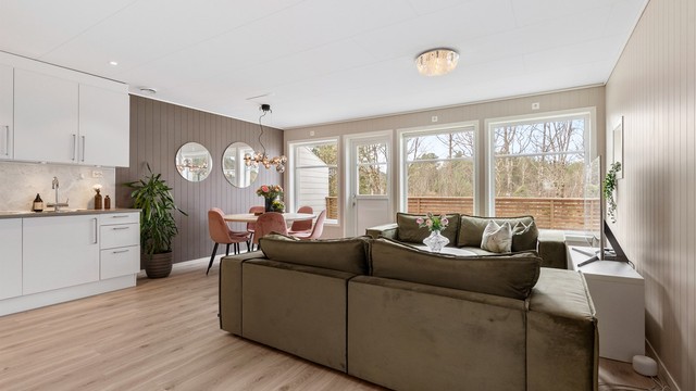 Gjennomgående laminatgulv gir boligen en helhetlig og fint uttykk.