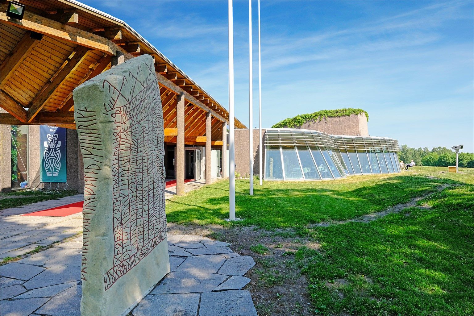 Midgard vikingsenter ved Borrehaugene ligger i nærområdet.