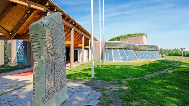Midgard vikingsenter ved Borrehaugene ligger i nærområdet.
