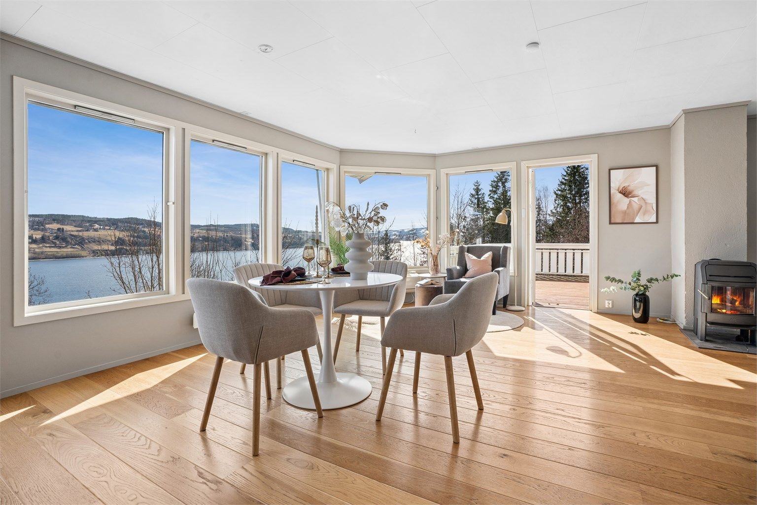 Fra stuen er det utgang til en stor veranda, hvor man virkelig får utnyttet beliggenheten og utsynet.