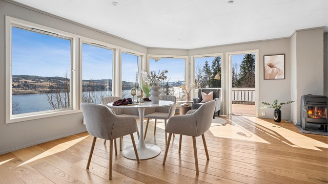 Fra stuen er det utgang til en stor veranda, hvor man virkelig får utnyttet beliggenheten og utsynet.