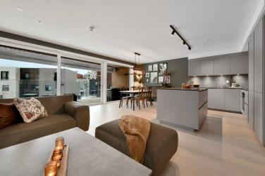 Velkommen til Solbråtanveien 14C - moderne 3-roms leilighet med romslig stue/kjøkken - store vindusflater