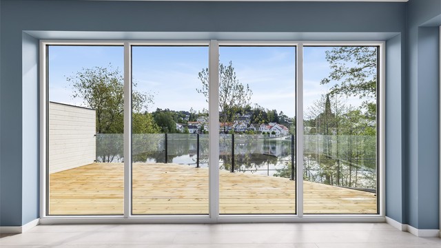 Fra stuen er det direkte utgang til den store terrassen på 35m² med nydelig utsikt!
