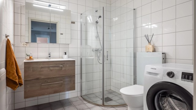 Pent flislagt bad på 4,5 kvm med gulvvarme og opplegg for vaskemaskin.