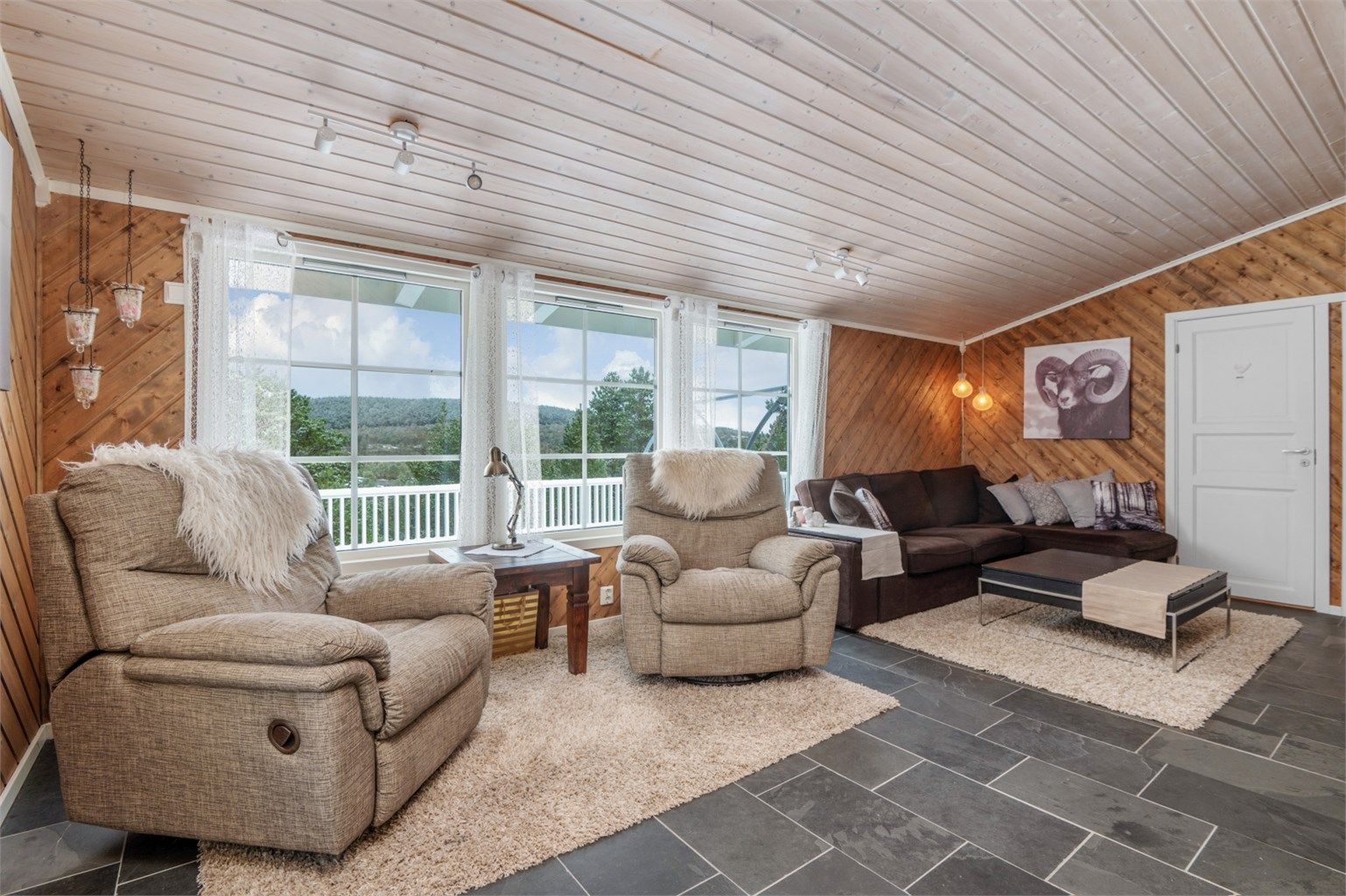 Velkommen inn! Underetasjen består av stue og to soverom.