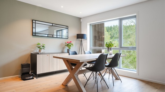 Spisestuen er en naturlig samlingsplass mellom kjøkkenet og stuen.