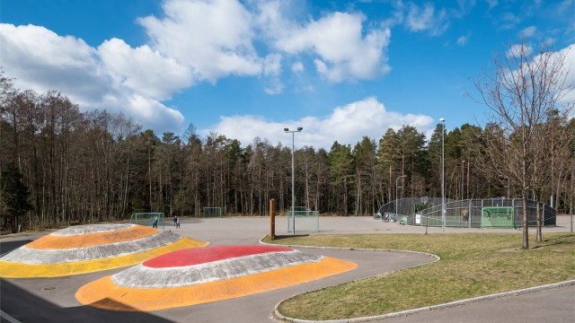 Ballbinge og idrettsflater ved skolen like i nærheten av boligen.