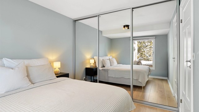 En stor skyvedørsgarderobe med speilfronter gir rikelig med oppbevaringsplass og en god romfølelse.