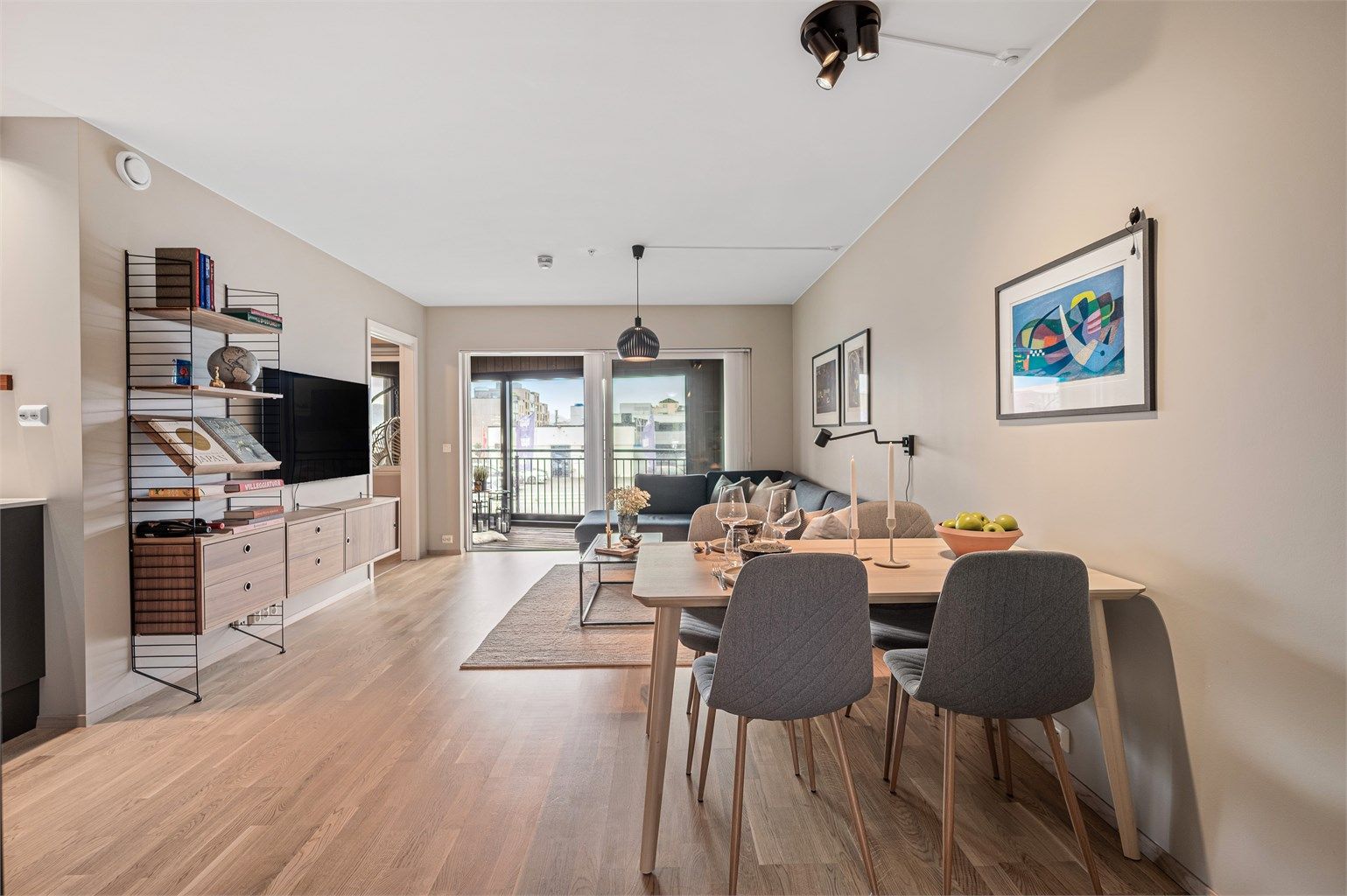 Velkommen til Frida Hansens vei 3A , en nyere og meget flott leilighet beliggende i 2.etg av bygget, sentralt i Hillevåg. Leiligheten sto ferdig i 2022 og fremstår med gjennomgående høy standard. 