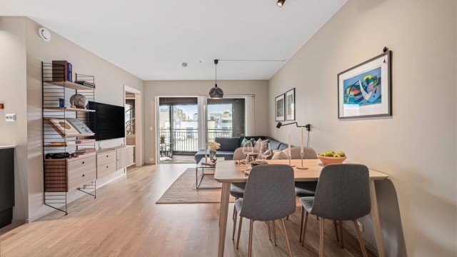 Velkommen til Frida Hansens vei 3A , en nyere og meget flott leilighet beliggende i 2.etg av bygget, sentralt i Hillevåg. Leiligheten sto ferdig i 2022 og fremstår med gjennomgående høy standard.