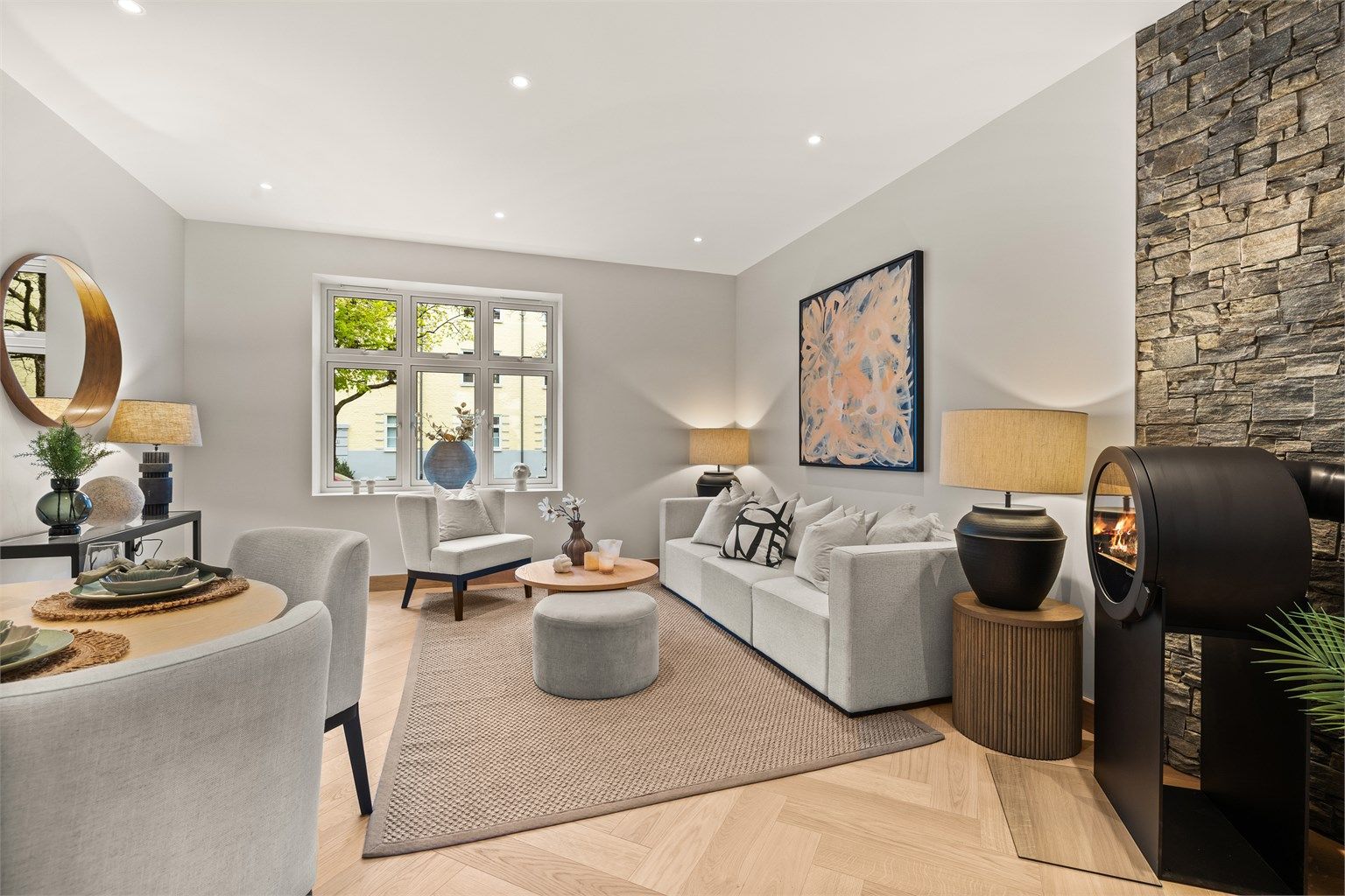 Stuen er lys og luftig med stort, seksfagsvindu som gir rikelig med dagslys og utsyn til gaten. 