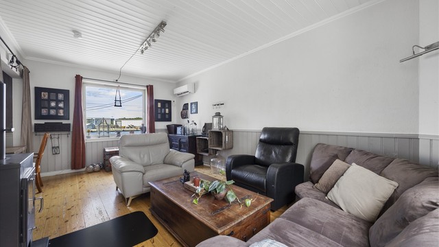 Velkommen inn. 1 etasje består av en romslig stue, kjøkken og entre. I entreen er det trapp til underetasjen og loftsetasjen.