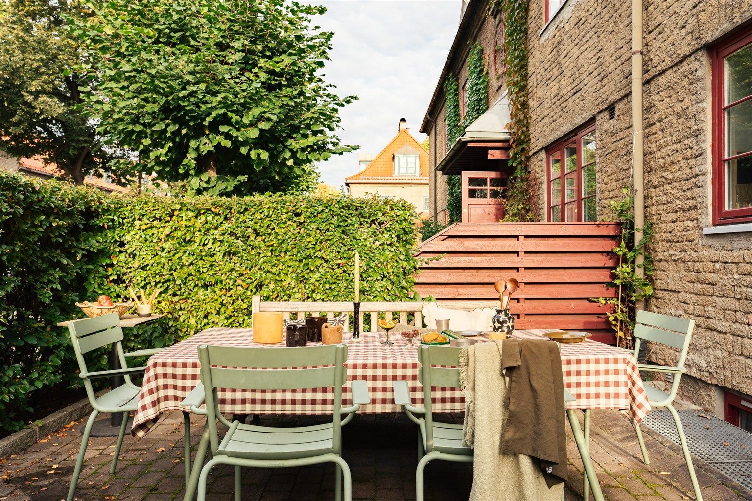 Her får du den perfekte plassen til å flytte middagene ut på sommerstid. 