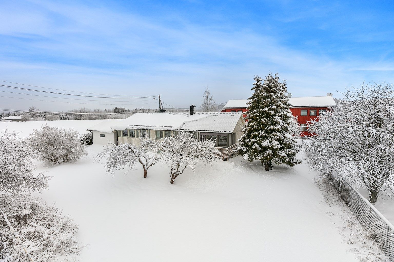 Velkommen til Østbyveien 25. Beliggende rolig og landlig, samtidig med nærhet til det meste. 