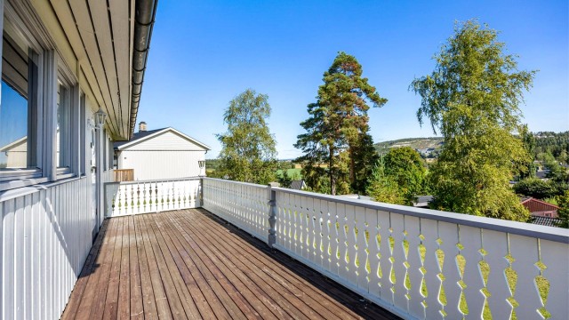 Terrassen strekker seg langs deler av fasaden.