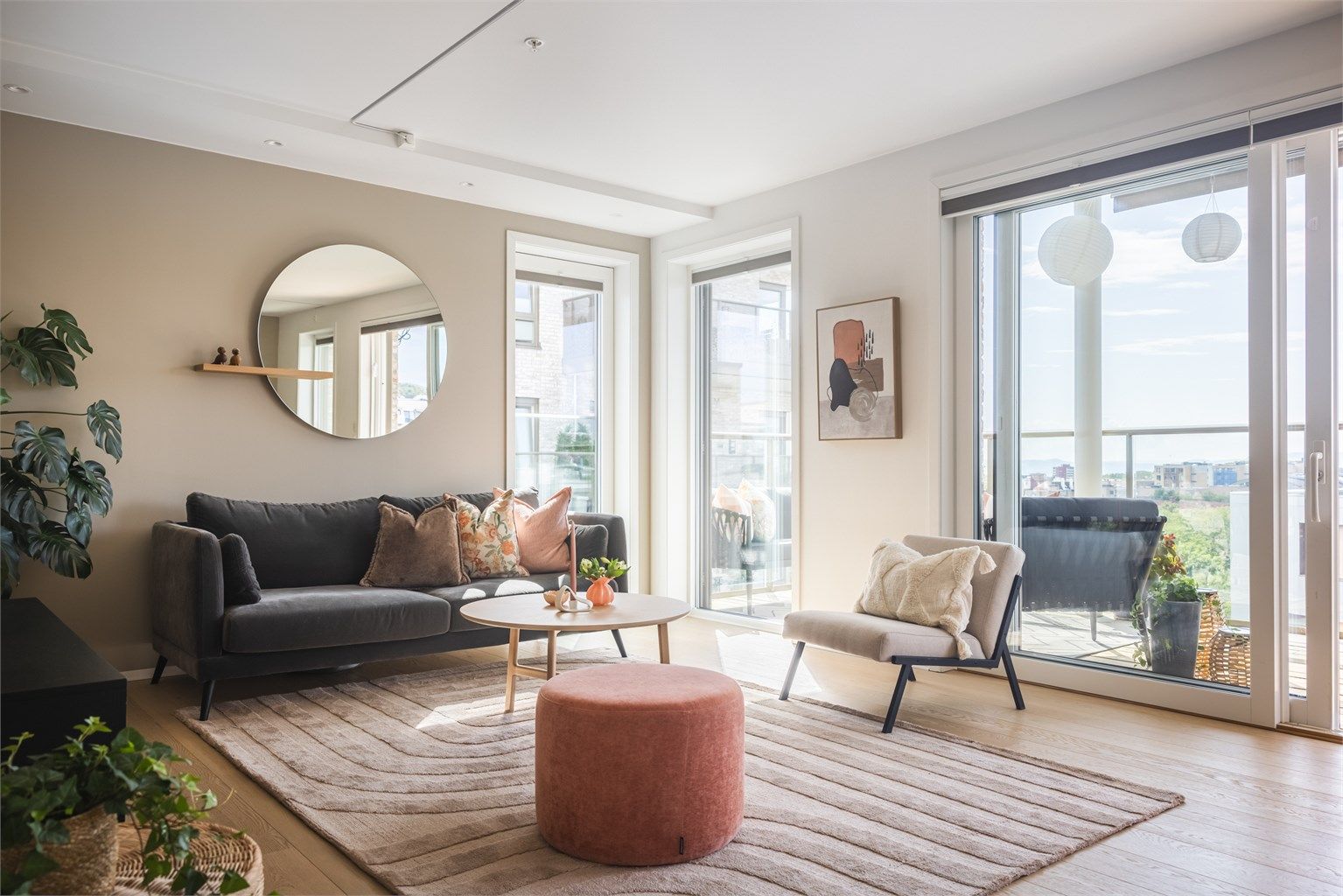 Store vindusflater slipper inn rikelig med dagslys og gir en åpen og luftig følelse, samtidig som du får flott utsyn mot byen.