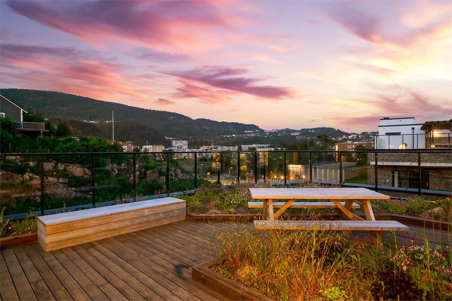 Fra takterrassen kan man nyte rolige kvelder med flott utsikt