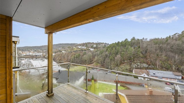 Romslig veranda med delvis takoverbygg - Her er det sol til ca. 20:30 midtsommers.