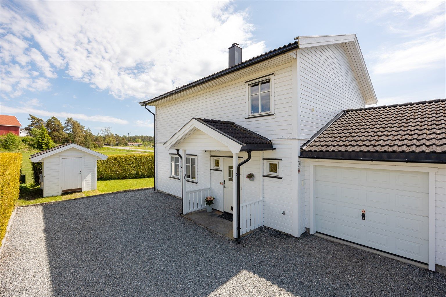 Garasje med plass til én bil. Det er klargjort for installasjon av elbillader.