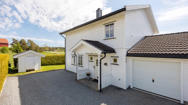 Garasje med plass til én bil. Det er klargjort for installasjon av elbillader.