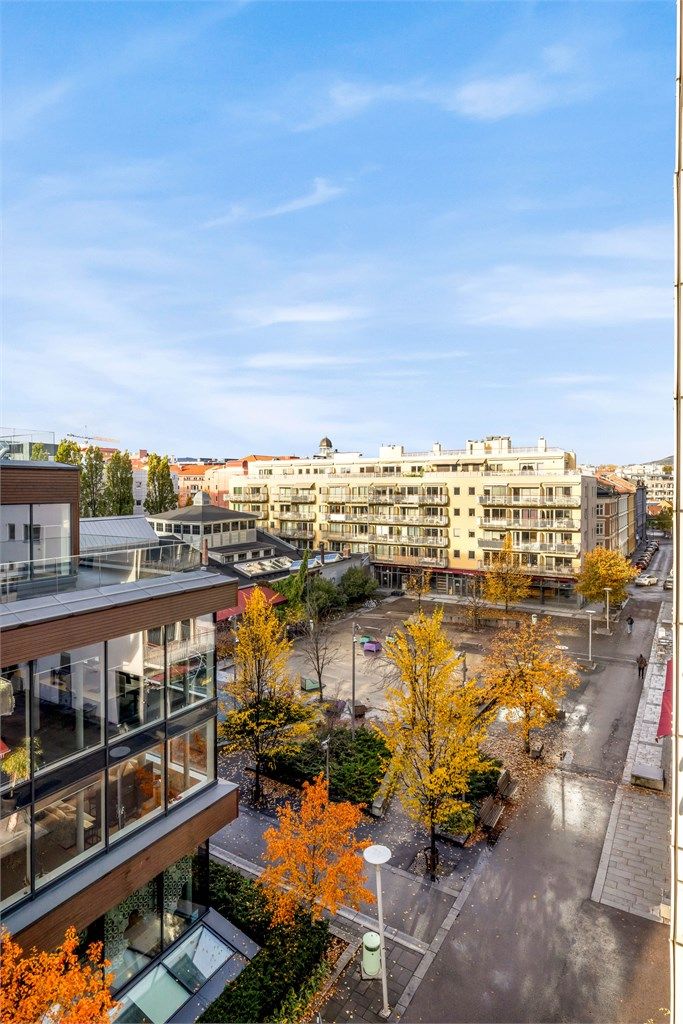 Utsikt fra balkongen. Teaterplassen ligger rett utenfor døren, og Bjørvika, Oslo S og sentrum er kun en kort gåtur unna. 