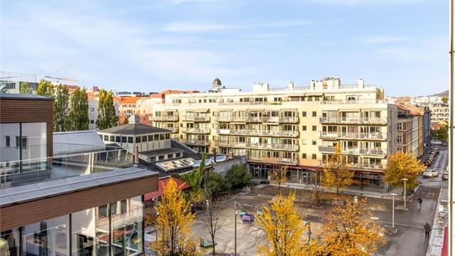 Utsikt fra balkongen. Teaterplassen ligger rett utenfor døren, og Bjørvika, Oslo S og sentrum er kun en kort gåtur unna.