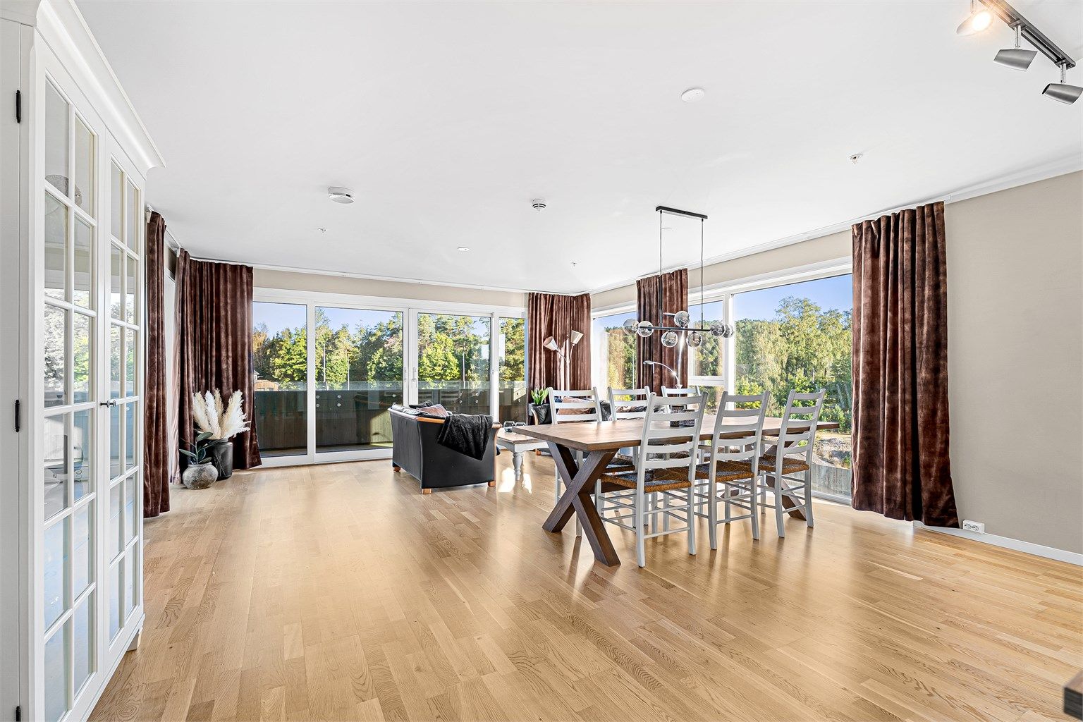 Åpen og sosial stue med god plass til spisestueplass og sofagruppe 