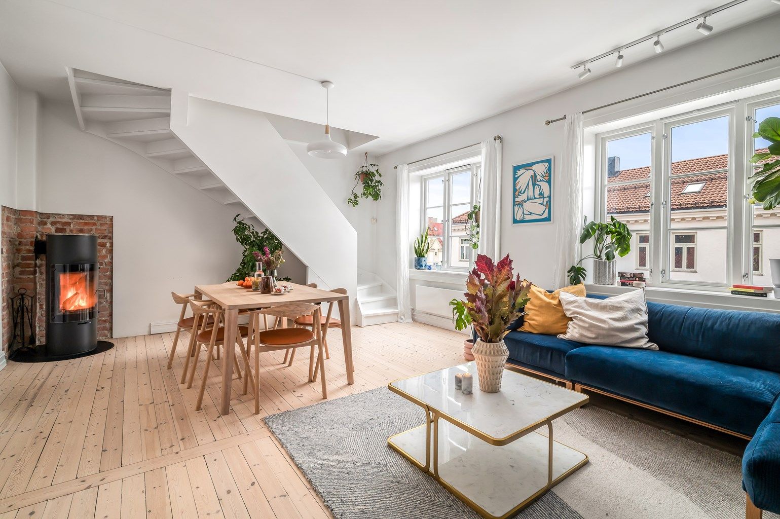 Velkommen til en sjarmerende og pen leilighet over 2-plan. Leiligheten har gjennomgående god takhøyde.