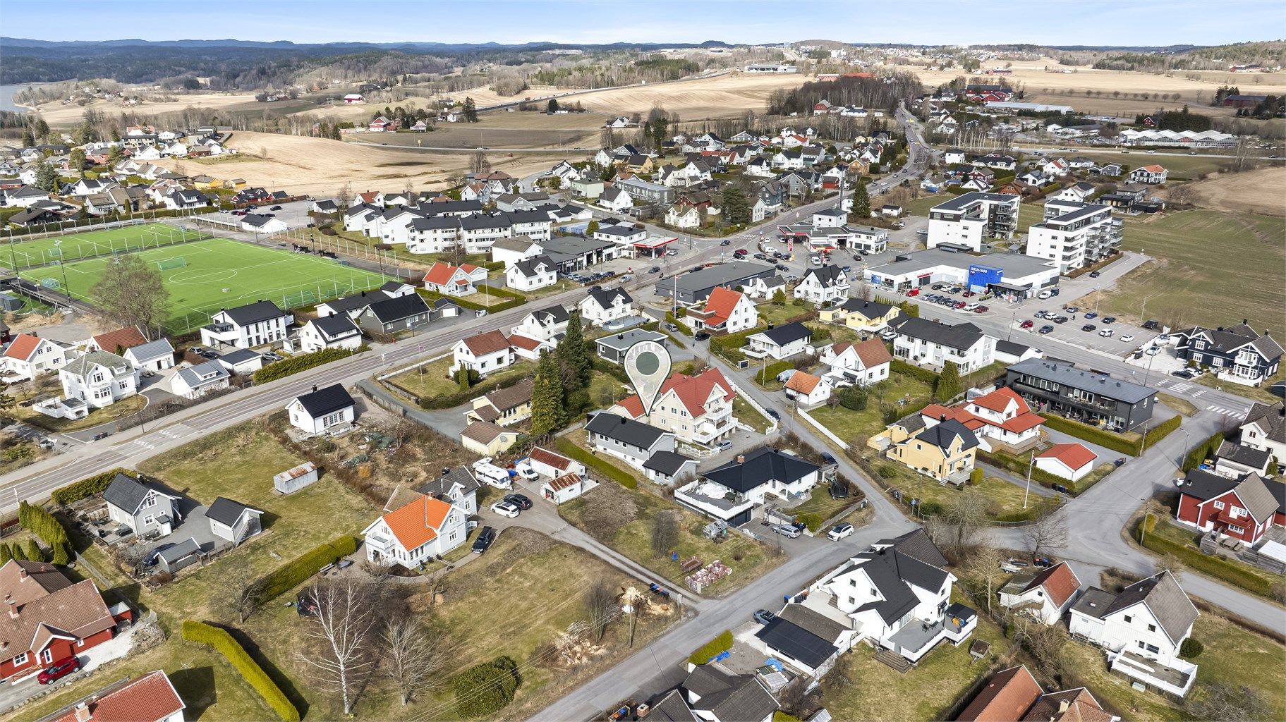 Eiendommen har en attraktiv beliggenhet på populære Haukerød i Sandefjord. Her har barna gåavstand til nesten alle aktiviteter!