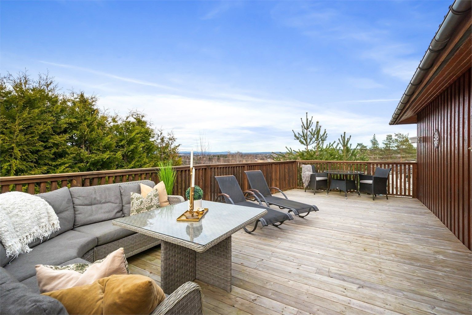 Den svært romslige balkongen på hele 88 m² er en flott utvidelse av boarealet i sommerhalvåret.