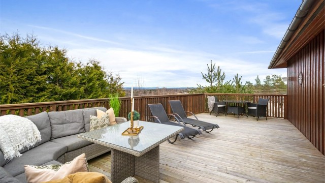 Den svært romslige balkongen på hele 88 m² er en flott utvidelse av boarealet i sommerhalvåret.